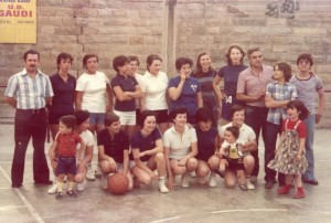 Partit de veteranes amb pròxims jugadors/es al seu costat al 1976